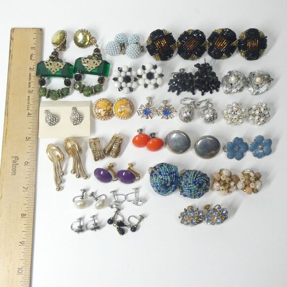 Clip On & Screwback Earrings Lot 25 Pairs Vintage to Modern - Picture 6 of 6